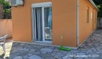 Izdajem novu sredjenu kucu 50m2, na 50m od mora, частни квартири в града Bijela, Черна Гора